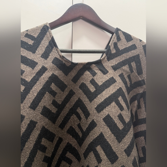 Fendi Reversible Poncho Cape - Picture 9 of 12